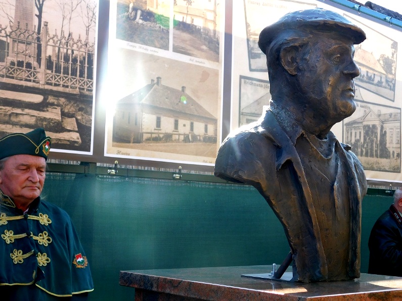 A statue was erected in memory of the master woodcarver