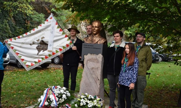 Szobrot kapott Léván a nagy magyar vadász-író