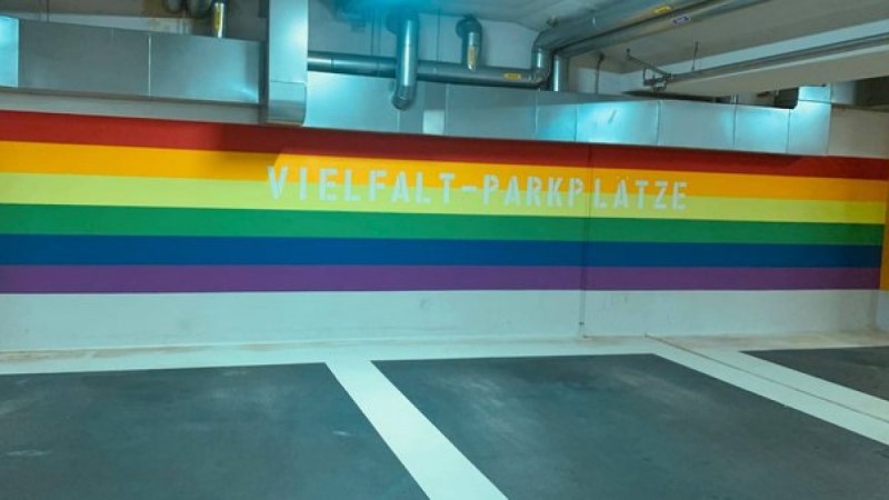 In Deutschland wurden LGBTQ- und Migrantenparkplätze eingerichtet