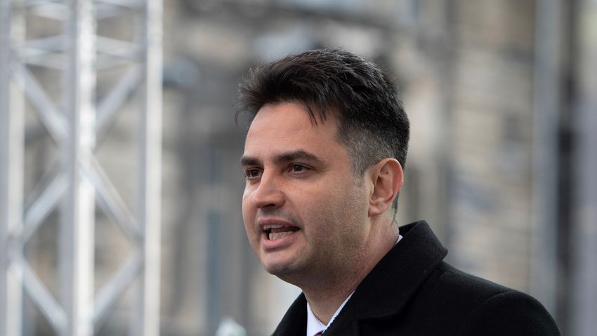 Laut Márki-Zay verbreiteten nur die abwegigen Fideszisten, dass er die Vergünstigungskürzung angegriffen habe