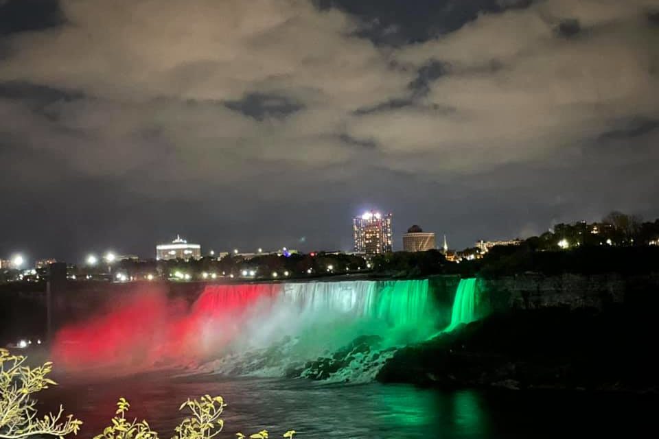 Colore nazionale in onore del Niagara il 23 ottobre