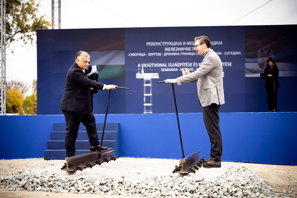 Orbán Vucsics a síneket fektet