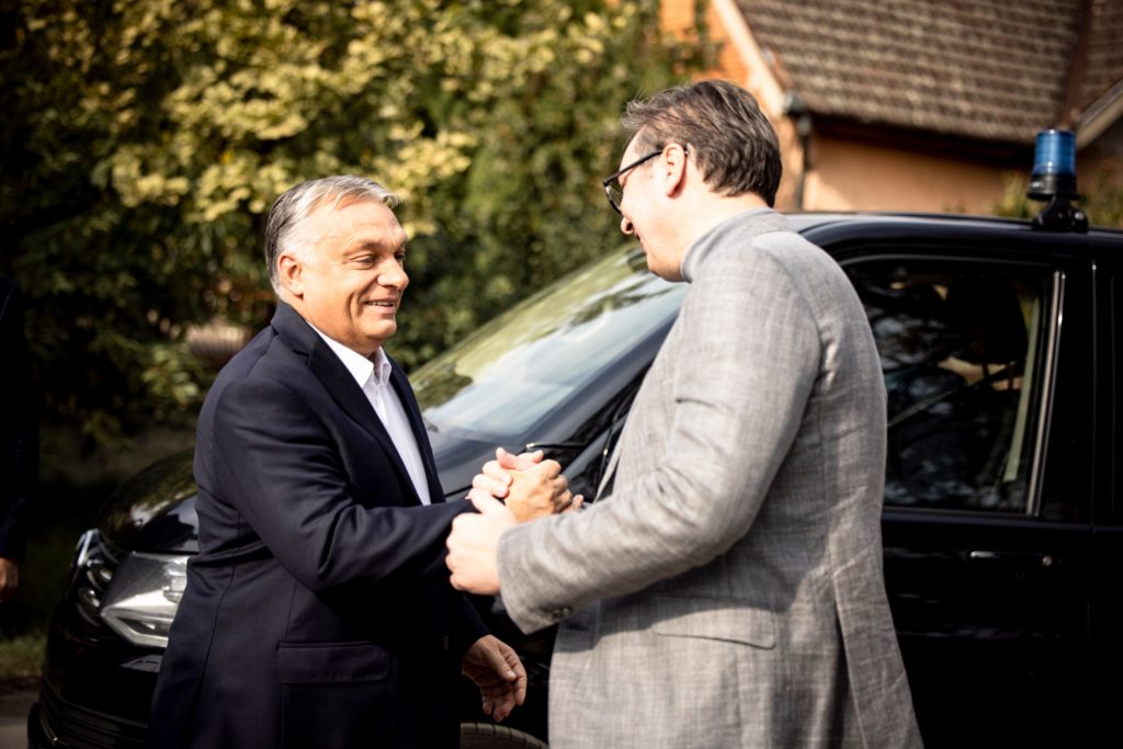Uścisk dłoni Orbána Vucsica