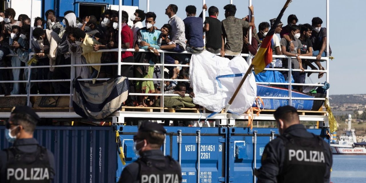 Sie würden Europa nach australischem Vorbild vor Migranten schützen