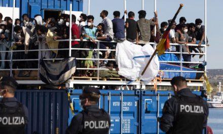 Bíróságra mennek az NGO-k, nem tetszik nekik, hogy saját országukba kellene vinni a migránsokat – videó
