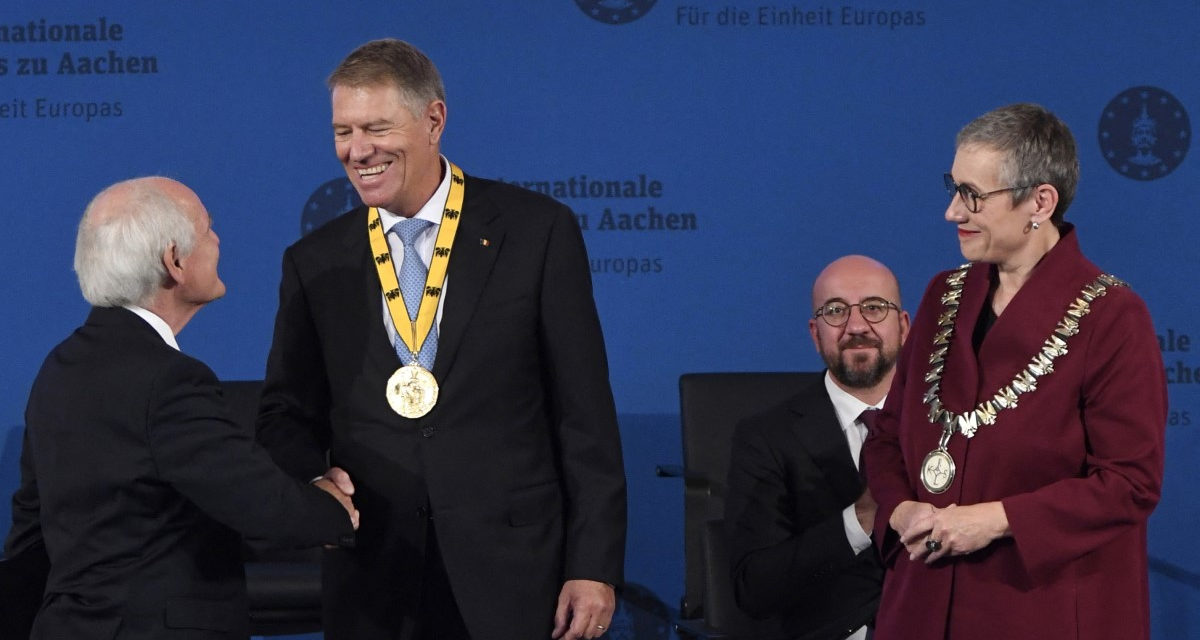 Klaus Iohannis a Nemzetközi Károly-díj átadásán hazudott is egy jó nagyot!