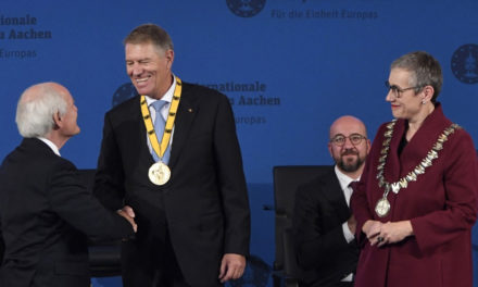 Klaus Iohannis również dużo kłamał podczas wręczania Międzynarodowej Nagrody Károly!