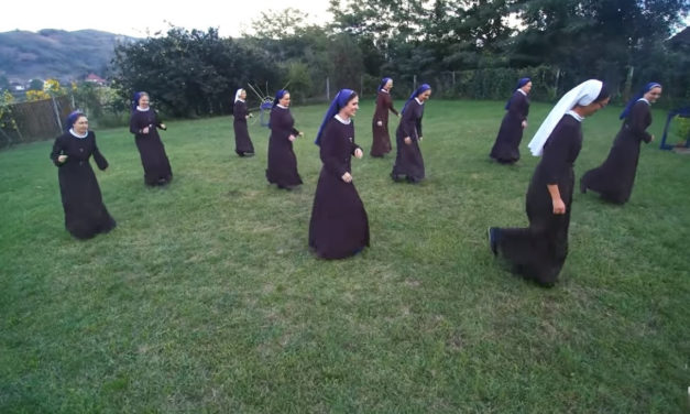 Jerusalem fröhlicher Tanz in Arló - Auch die Franziskanerinnen nahmen an der Tanzherausforderung teil