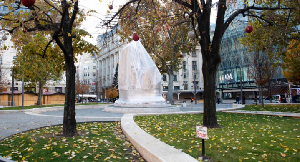 Gergely Karácsony kleidete die Statue von Vörösmarty erneut in Nylon