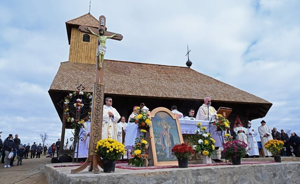 Die römisch-katholische Denkmalkirche von Nagypatak in Moldawien wurde renoviert