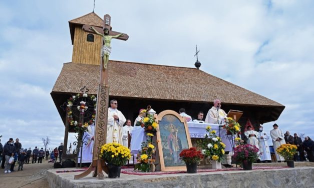 Die römisch-katholische Denkmalkirche von Nagypatak in Moldawien wurde renoviert