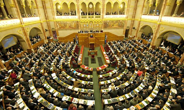 Elfogadta az Országgyűlés a kormánypártok békepárti határozatát