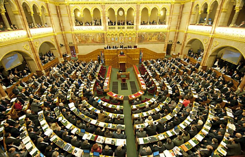 Az alaptörvény tízedik módosítását tárgyalja meg az Országgyűlés