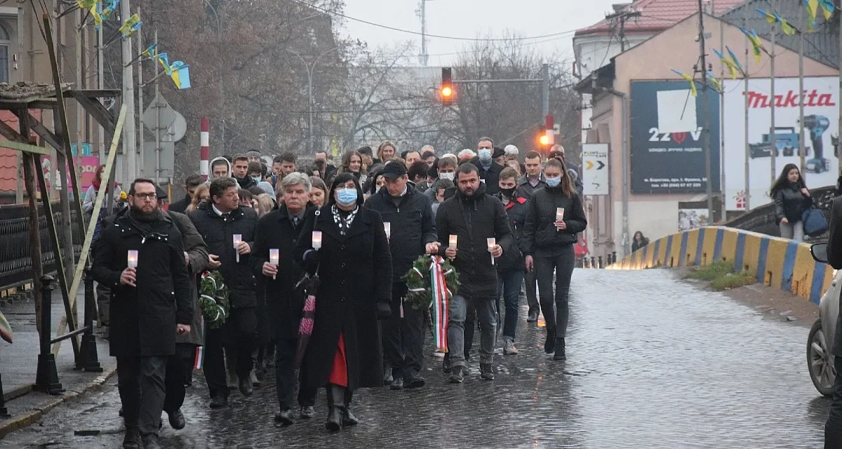 Beregsászs: via principale davanti alle vittime del robot Málenkij