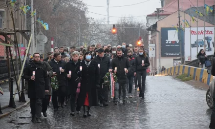 Beregsászs: via principale davanti alle vittime del robot Málenkij