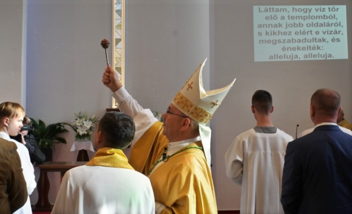 Il vescovo Zsolt Marton benedice la chiesa/fonte/, magyarkurir.hu
