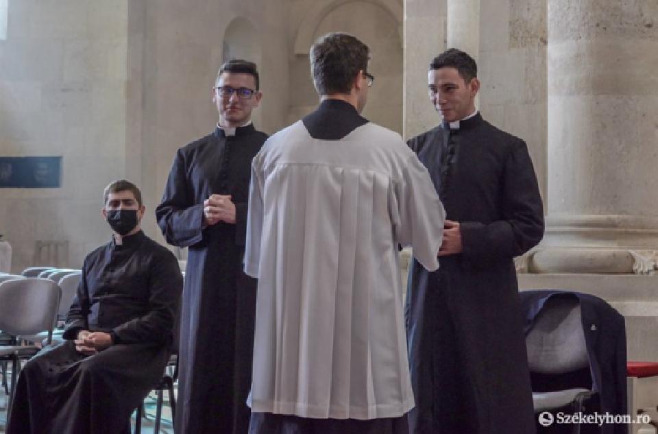 To be a gift to the people: the junior priests wearing the reverend for the first time