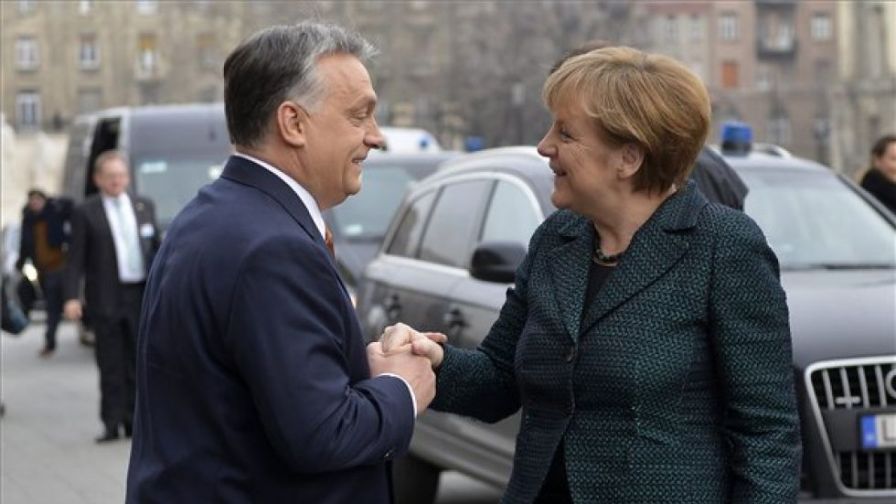 Orbán: Nadchodzą nowe czasy otwartego kasku