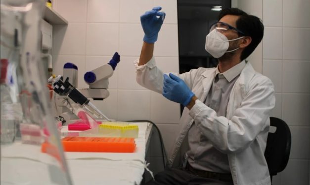 Młodym lekarzom naukowym z Peczu udało się inaktywować koronawirusa, co otwiera nowe możliwości w krajowych badaniach Covid