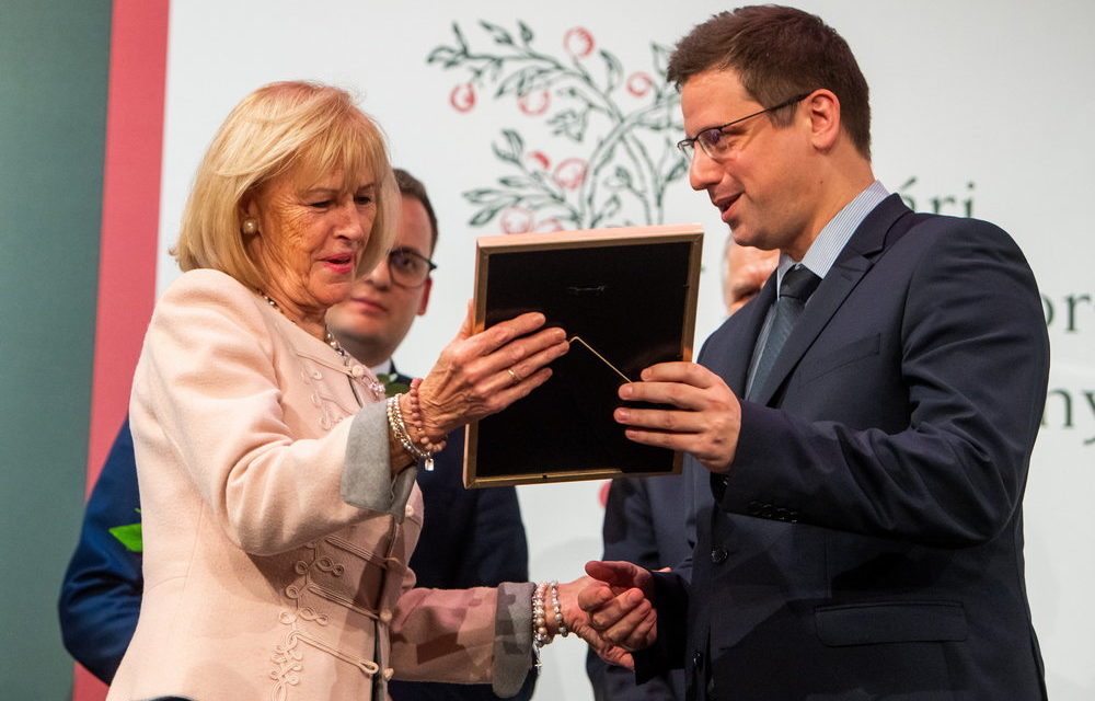 Katalin Schmittné Makray erhielt den Preis für bürgerliches Ungarn