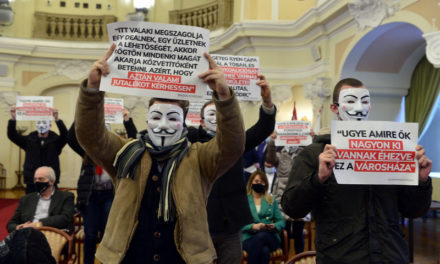 Anonymus-maszkban tüntetnek a Városházán Karácsonyék ellen – videó