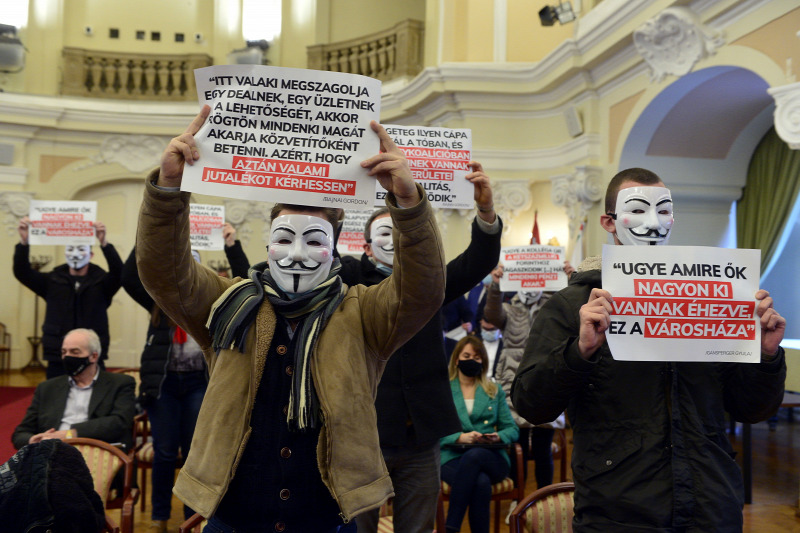 Demonstranten in Anonymus-Masken protestieren vor dem Rathaus gegen Karácsony - Video