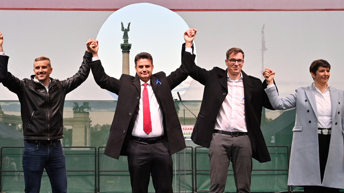 Ein scheinbar verfrühter Händedruck nach der Vorwahl! Quelle: MTI/Zsolt Szigetváry 