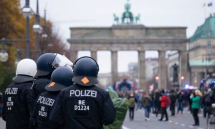 Impfgegner greifen Journalisten in Berlin an