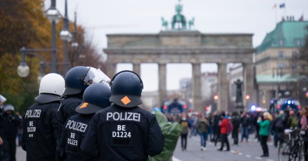Attivisti anti-vaccinazione hanno attaccato i giornalisti a Berlino