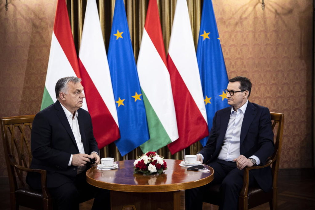 Varsó, 2021. december 3. A Miniszterelnöki Sajtóiroda által közreadott képen Orbán Viktor miniszterelnök (b) és Mateusz Morawiecki lengyel kormányfõ (j) tárgyal a varsói miniszterelnöki hivatalban 2021. december 3-án. Orbán Viktor európai konzervatív pártvezetõk munkaülésén vesz részt Varsóban. MTI/Miniszterelnöki Sajtóiroda/Fischer Zoltán