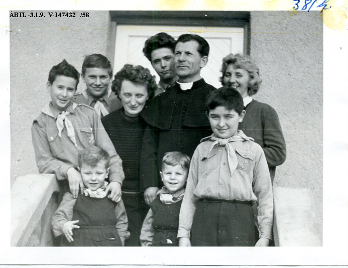 Padre Regőxzi e i bambini/Fonte: katakomba.cserkesz.hu
