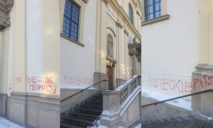 Baloldali szélsőségesek szenteste meggyalázták a varsói Szent Kereszt-bazilikát