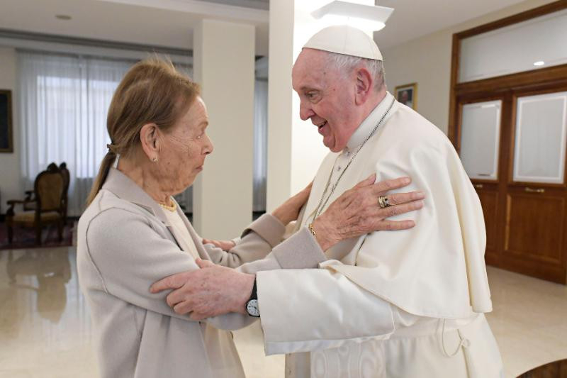 Die Schriftstellerin Edith Bruck, eine Holocaust-Überlebende ungarischer Herkunft, wurde vom Papst empfangen
