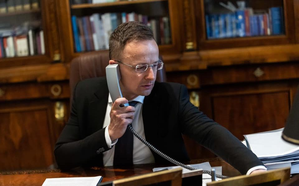 Szijjártó Péter: Már három embert mentett ki a magyar mentőegység