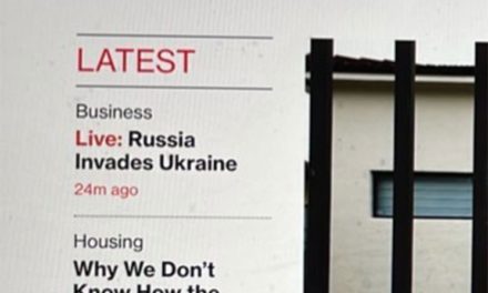 A Bloomberg cikk címe: Élő: Oroszország lerohanta Ukrajnát.