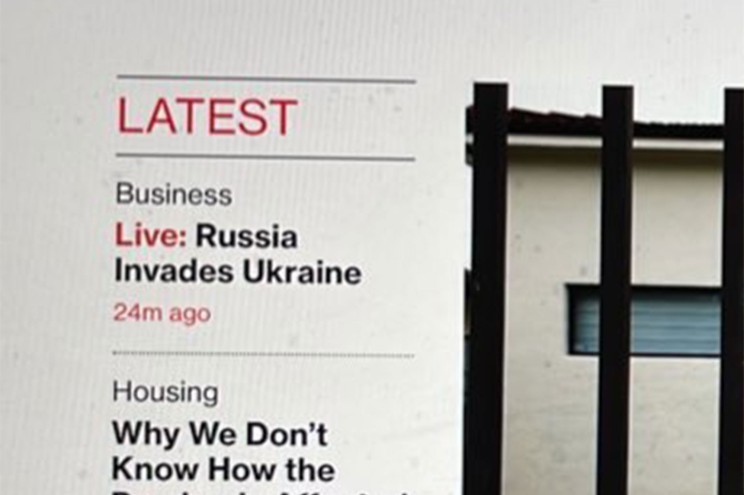 A Bloomberg cikk címe: Élő: Oroszország lerohanta Ukrajnát.