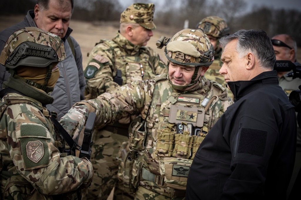 Viktor Orbán bei der Grenzkontrolle Bild: MTI
