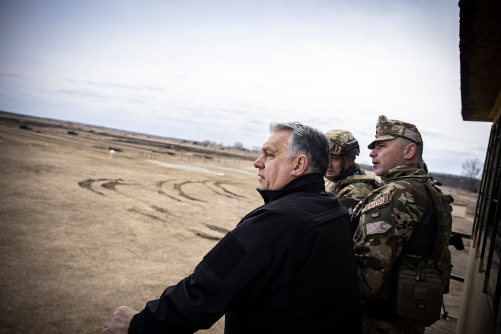 Viktor Orbán hält eine Grenzkontrolle in Hajdúhatház ab