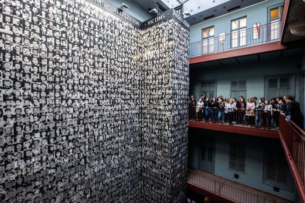 Centinaia di studenti delle scuole superiori ricordano le vittime del comunismo
