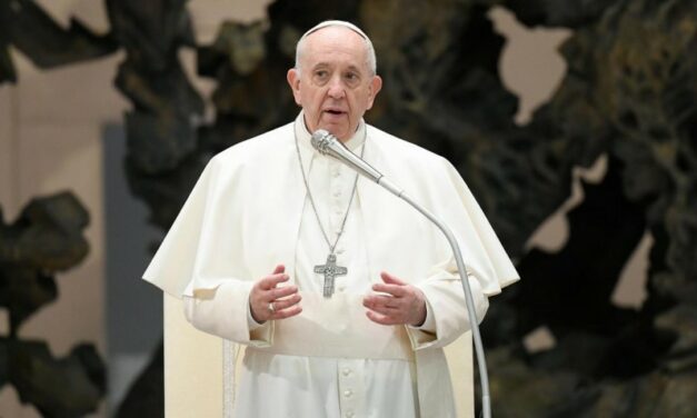 Magyar tervezésű miseruhában mutat be szentmisét Ferenc pápa Budapesten