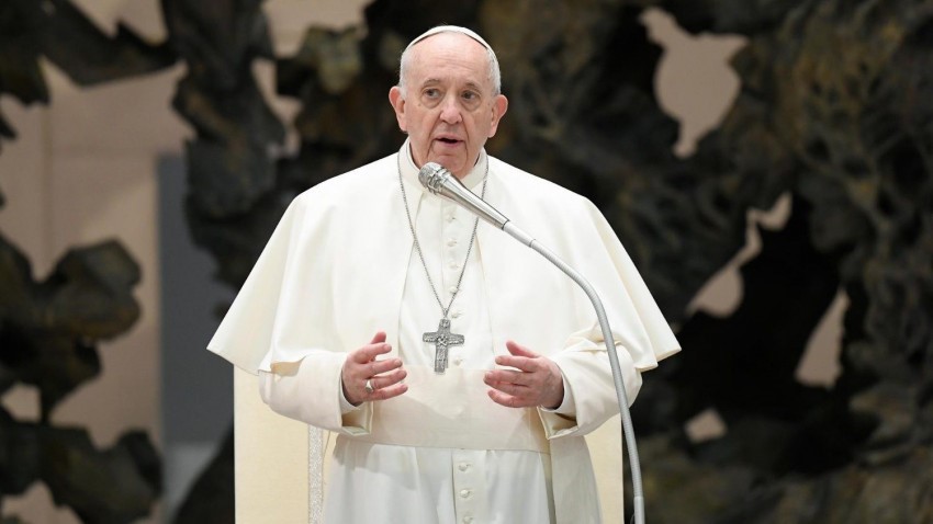 Pope Francis celebrates mass in Budapest in Hungarian-designed vestments
