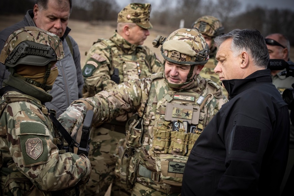 Orbán a határon