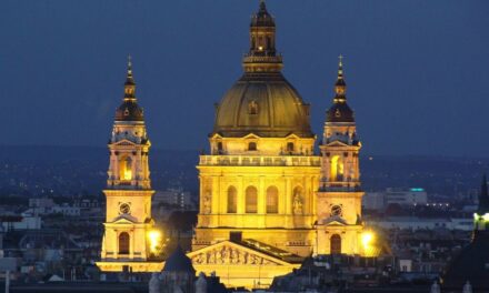 Meghökkentő videó: egy férfi meztelenre vetkőzött és felmászott a budapesti Szent István-bazilika oltárára