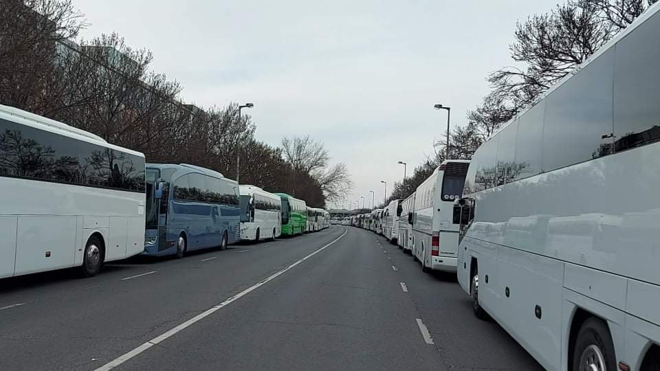 15 marca kibice opozycji zostali przewiezieni autobusami przed front MZP