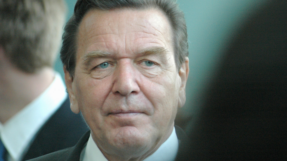 Der frühere deutsche Bundeskanzler Gerhard Schröder reiste zur Vermittlung nach Moskau