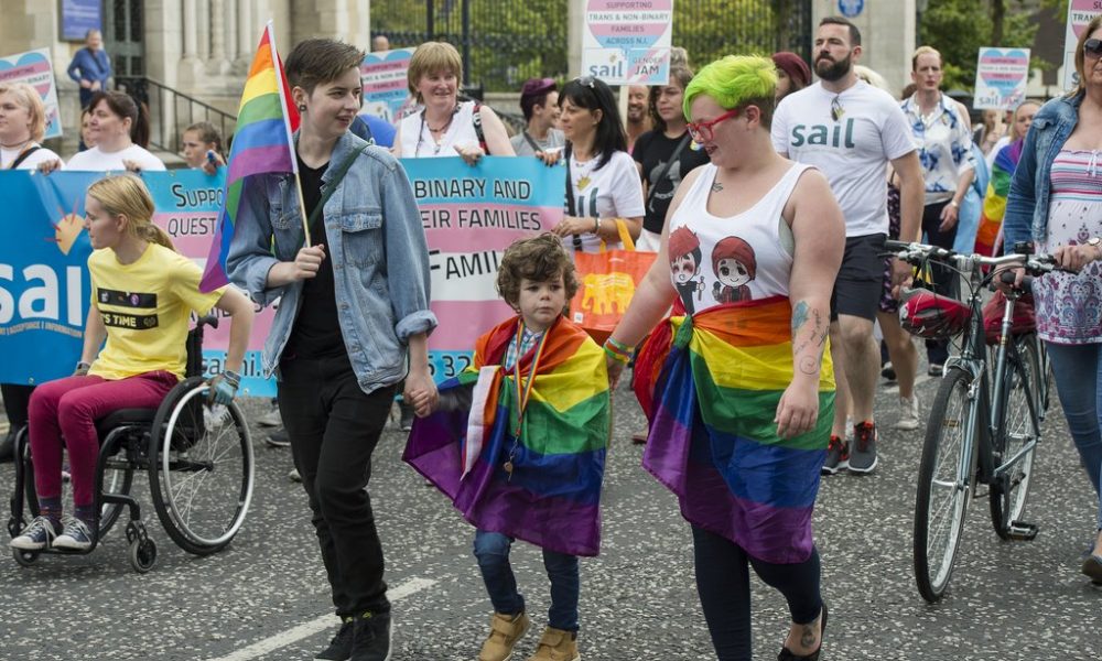 LGBTQ-Organisation: Das Kind weiß noch nicht, ob es ein Junge oder ein Mädchen ist, aber wir werden es ihm später sagen