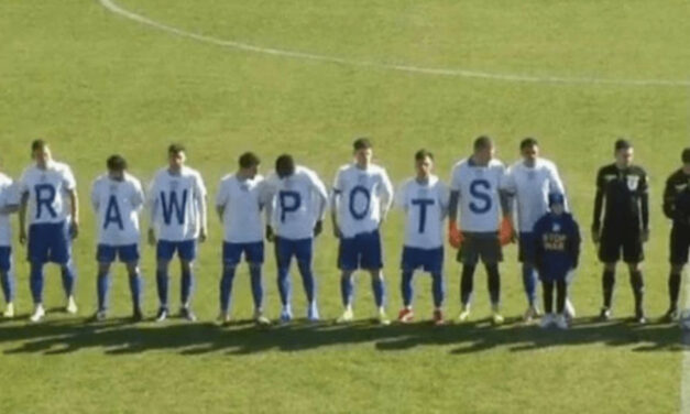 &quot;Crude pots&quot; - erano i messaggi dei calciatori rumeni, che hanno accidentalmente affisso il cartello STOP WAR in modo errato
