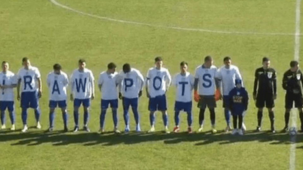 „Crude Pots“ – waren die Botschaften der rumänischen Fußballer, die versehentlich das STOP WAR-Schild falsch angebracht hatten