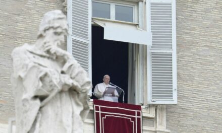 Papst Franziskus besucht das Gefängnis von Civitavecchia, wo er zwölf Gefangenen die Füße wäscht
