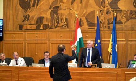 Péter Hoppál presented a red card to the leftist mayor of Pécs
